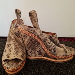 Women's shoes, Boutique9, leather upper, wedge, snake skin, tan/blk, new, sz 7.5